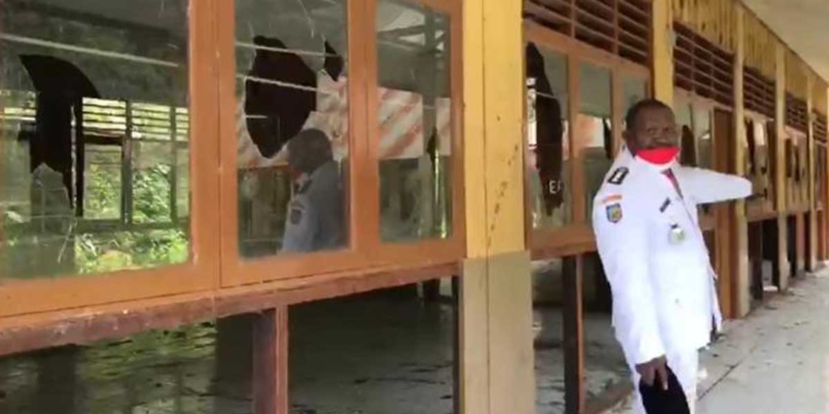 Kadistrik Tembagapura, Tobias Yawame menunjukkan gedung SD dan SMP di Banti yang sudah rusak parah sebelum digunakan. Foto: Salmawati Bakri/Papua60detik
